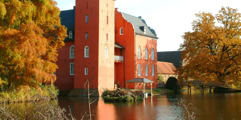 Blick auf Schloss Bloemersheim