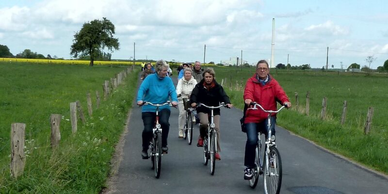 Radler auf Feldweg