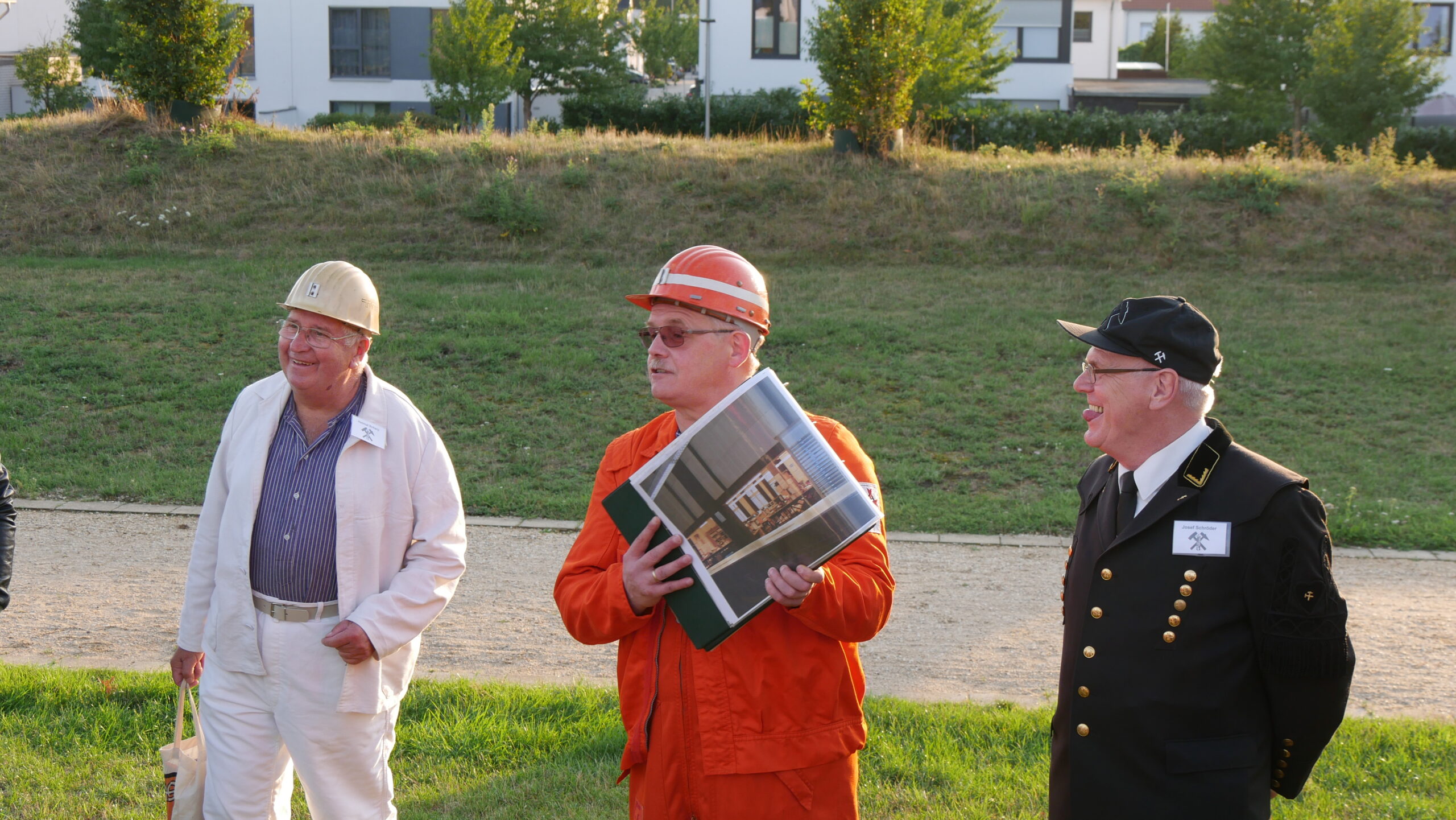 Ehemalige Bergleute in ihren Arbeitsanzügen.