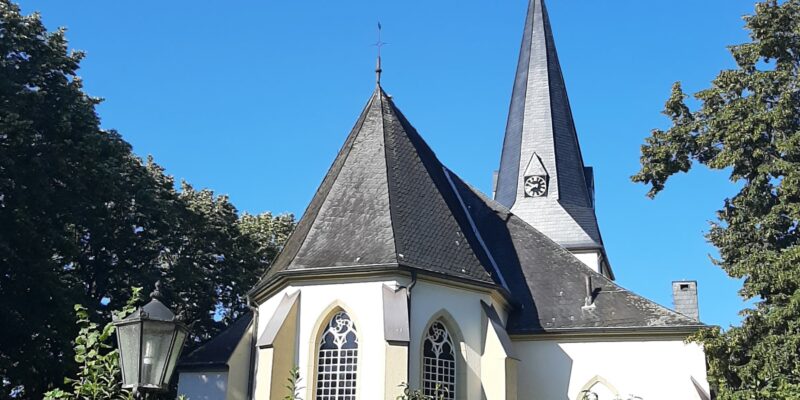 Kirche, im Vordergrund Büsche