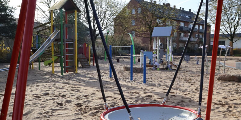 Schaukel und Klettergeräte auf Spielplatz