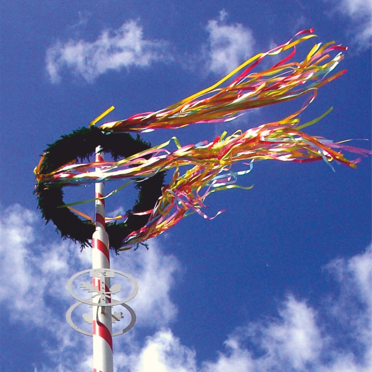 Maibaum vor blauem Himmel