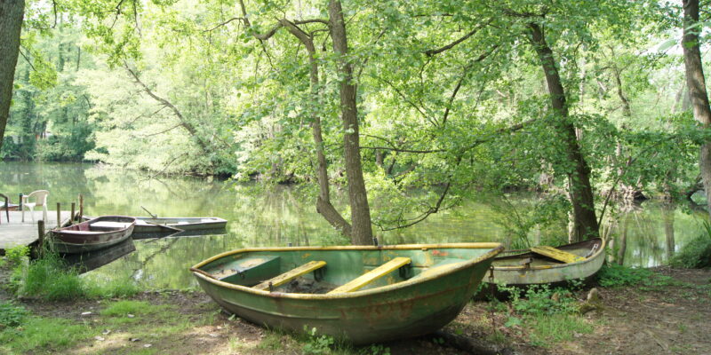 Kleine Boote am Fluss in der Natur