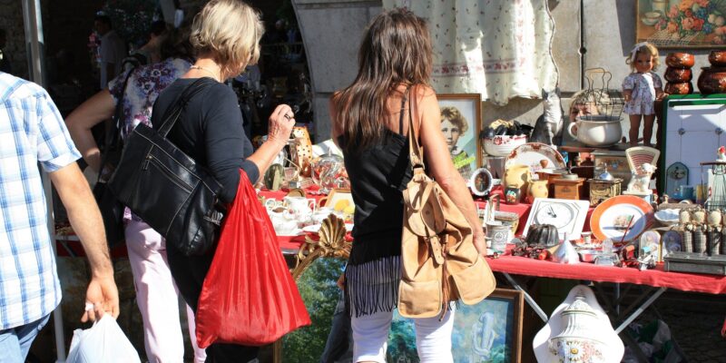 Personen vor einem Stand auf einem Trödelmarkt