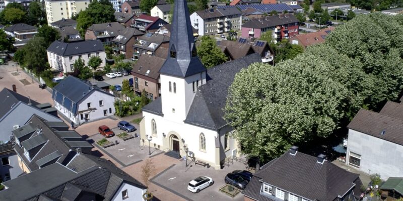 Sicht auf Dorfkirche Neukirchen von oben