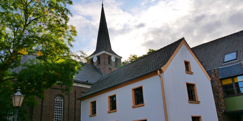 Kirche hinter einem Haus