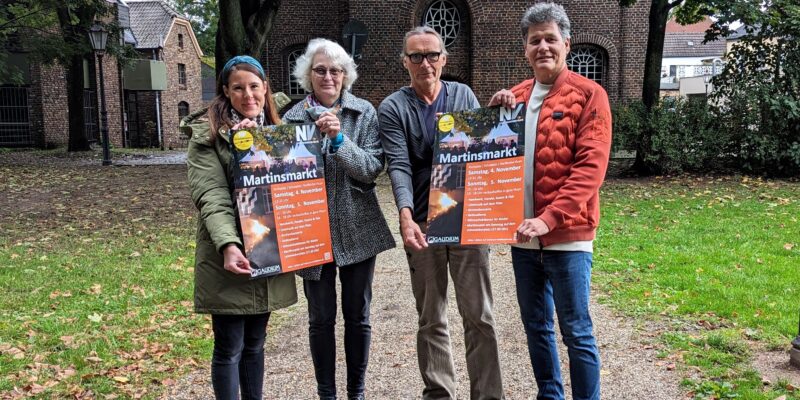 4 Personen mit Plakaten in den Händen