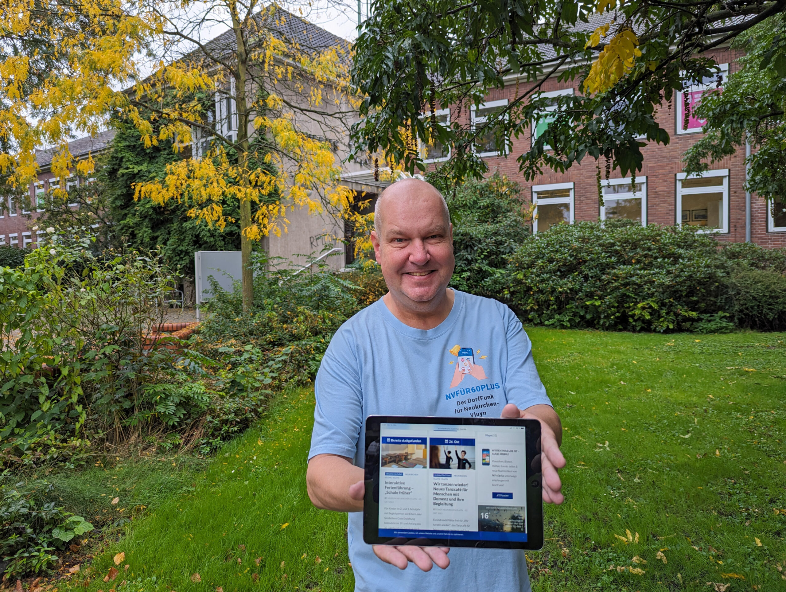 Ein Mann mit einem Tablet in der Hand